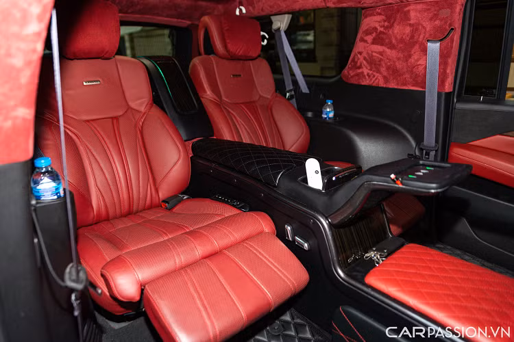 Thiết kế ghế cũng được MBS điều chỉnh lại với chất liệu da mới đục lỗ màu đỏ. Mỗi ghế phía sau có nhiều tuỳ biến khác nhau cho hành khách. Bộ ghế thông minh tích hợp các tính năng như massage, thông hơi, điều chỉnh độ ngả nhiều hướng và có bệ đỡ đùi.