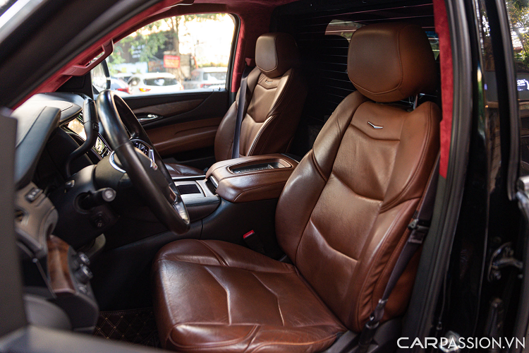 Ghế ngồi phía trước được giữ nguyên bản bọc da màu nâu, hệ thống sưởi và mát xa cho người lái với 18 vị trí chỉnh điện. Bảng điều khiển kỹ thuật số hiện đại, hệ thống giải trí CUE với màn hình lên đến 12,3 inch, hệ thống âm thanh Bose.