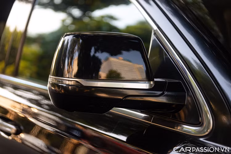 Hàng khách ở hàng ghế thứ 2 có thể xem các chương trình giải trí khi đi đường qua màn hình TV lớn riêng, đặt sau ghế lái và có thể ẩn đi bằng một nút ẩn để chủ xe có thể dễ dàng giao tiếp với tài xế.