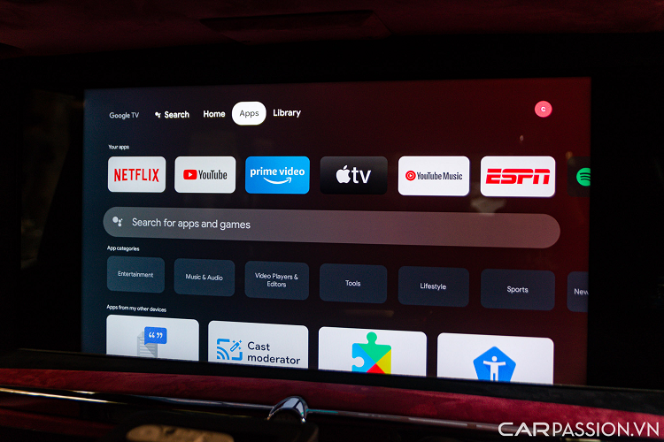 Tựa đầu hàng ghế sau cũng được thêm chi tiết đệm cao cấp và có thể điều chỉnh độ ngả nhiều chế độ khác nhau. Giữa hai ghế ngồi hàng ghế thứ 2 có thêm chi tiết ốp gỗ, đèn viền tinh tế cùng hộc để đồ lớn.