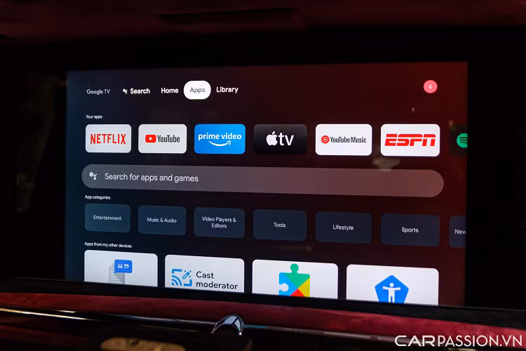 Tựa đầu hàng ghế sau cũng được thêm chi tiết đệm cao cấp và có thể điều chỉnh độ ngả nhiều chế độ khác nhau. Giữa hai ghế ngồi hàng ghế thứ 2 có thêm chi tiết ốp gỗ, đèn viền tinh tế cùng hộc để đồ lớn.