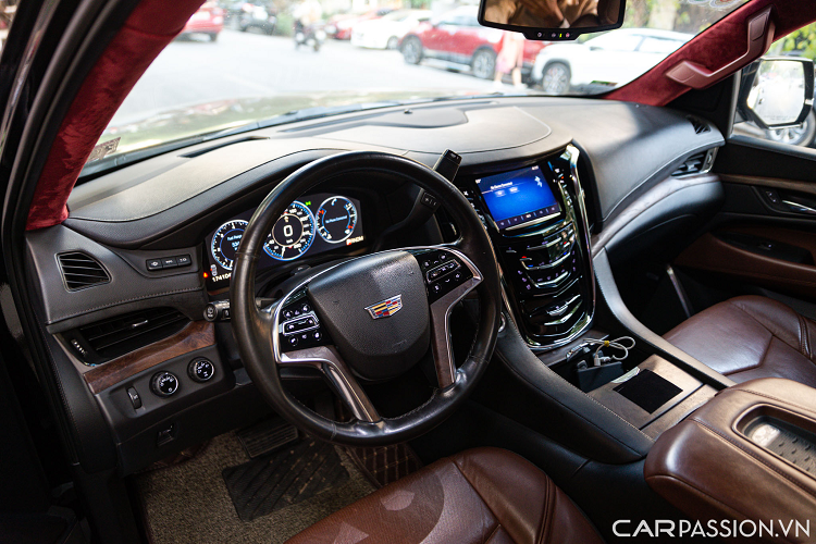 Đuôi xe đơn giản nhưng sang trọng với cụm đèn hậu LED đặt dọc chạy từ nóc xe xuống phần cản. Bước vào bên trong nội thất, hàng ghế trước không có nhiều thay đổi với không gian khoang lái rộng rãi và rất sang trọng. Các chi tiết được bọc da cao cấp hoàn toàn từ phần táp-lô, bệ tì tay, vô lăng, ...