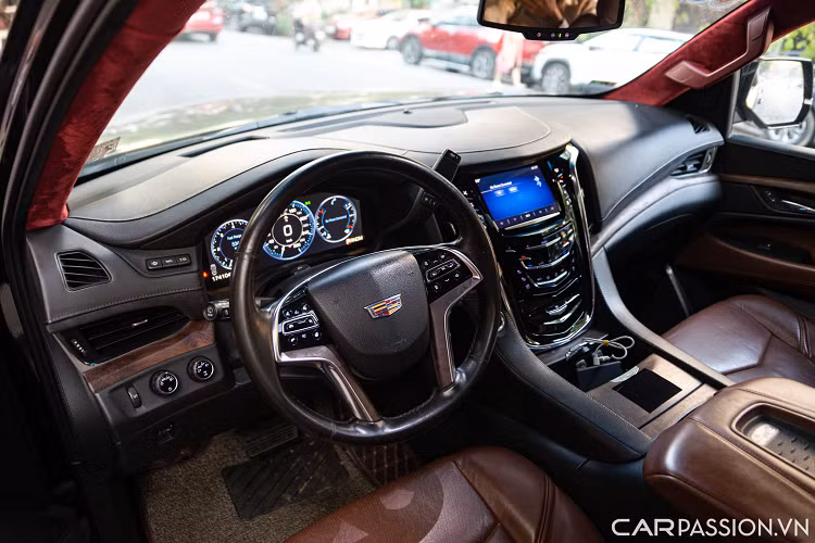 Đuôi xe đơn giản nhưng sang trọng với cụm đèn hậu LED đặt dọc chạy từ nóc xe xuống phần cản. Bước vào bên trong nội thất, hàng ghế trước không có nhiều thay đổi với không gian khoang lái rộng rãi và rất sang trọng. Các chi tiết được bọc da cao cấp hoàn toàn từ phần táp-lô, bệ tì tay, vô lăng, ...