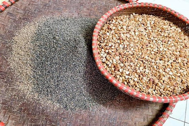 Chị Linh (ở Đống Đa, Hà Nội) bán các loại muối vừng 3 năm này và lúc nào khách cũng tấp nập. Chị cho biết giờ muối vừng còn được biến tấu cho thêm rong biển, thậm chí tép khô.