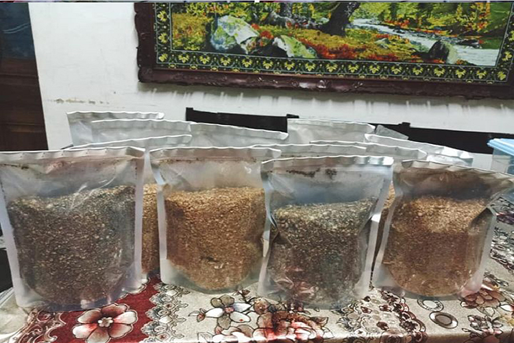 Chị Linh tiết lộ tháng nào bán chạy chị cũng lãi được cả chục triệu đồng, chị bán ở cả trang cá nhân và trên sàn thương mại điện tử