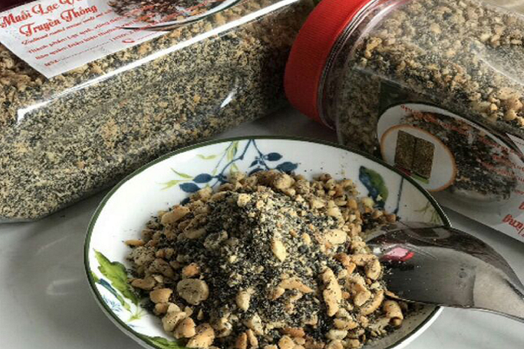 Giá mỗi loại dao động từ 200.000 - 300.000 đồng/kg. Riêng muối vừng rong biển có giá lên tới 500-600 nghìn đồng/kg, người bán thường đóng thành túi 200gr hoặc 250gr để bán cho khách 