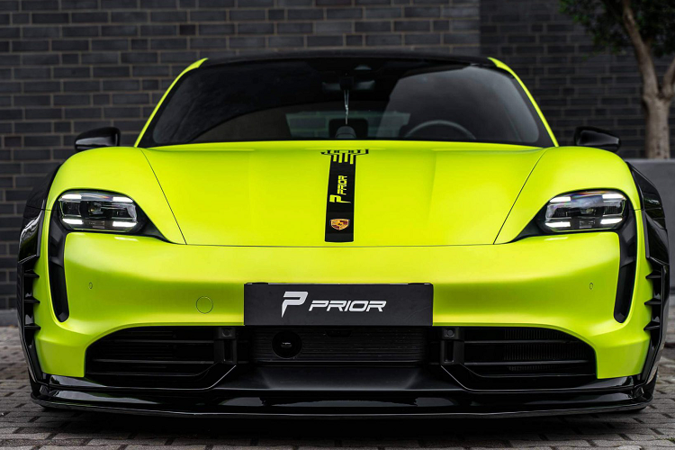 Ở phần thân xe, Prior Design đã trang bị cho Taycan các phần ốp líp hông mới thể thao hơn. Xe cũng được trang bị phần cánh gió ấn tượng hơn. Hoàn thiện các sửa đổi là bộ khuếch tán phía sau mới trông sắc sảo hơn trang bị nguyên bản trên Taycan Turbo và Turbo S.