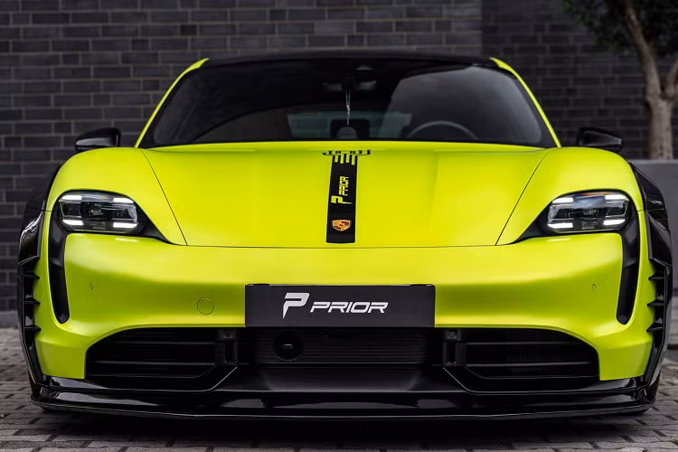 Ở phần thân xe, Prior Design đã trang bị cho Taycan các phần ốp líp hông mới thể thao hơn. Xe cũng được trang bị phần cánh gió ấn tượng hơn. Hoàn thiện các sửa đổi là bộ khuếch tán phía sau mới trông sắc sảo hơn trang bị nguyên bản trên Taycan Turbo và Turbo S.