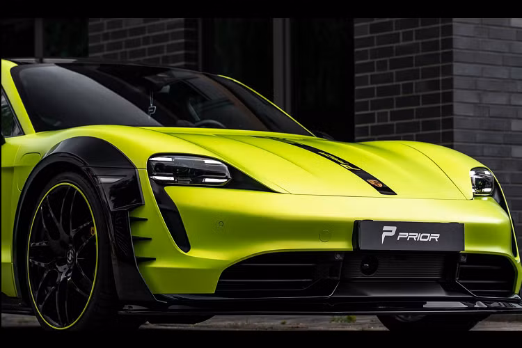 Ở phần cản trước, mẫu xe được trang bị bộ chia mới bổ sung thêm một số chi tiết làm nổi bật mẫu xe điện. Mẫu xe được trang bị các vè ốp bánh xe thân rộng, các phần vè đều được trang bị các hốc gió nhằm tăng tính thể thao cho ngoại thất của xe.