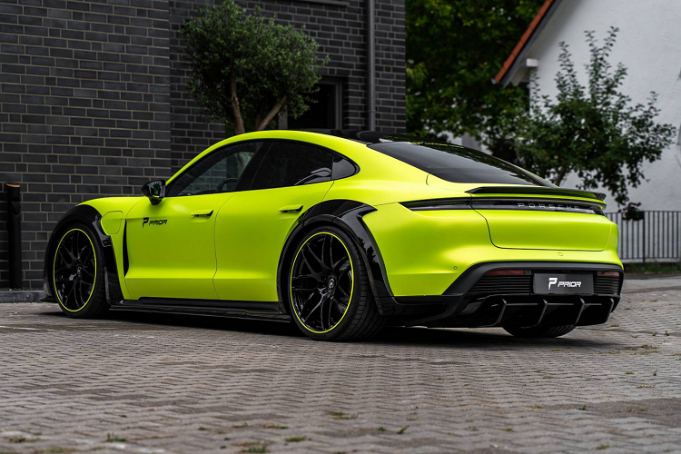 Bộ phụ kiện này mang tới cho mẫu xe một diện mạo mới ấn tượng, khác biệt so với những mẫu xe nguyên bản. Bộ bodykit của Prior Design cho Porsche Taycan được làm từ vật liệu sợi thủy tinh Dura-Flex nhẹ và chắc chắn.