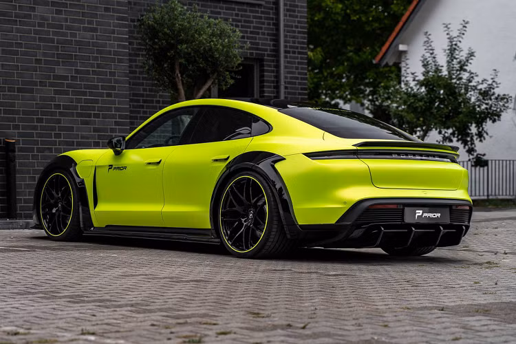 Bộ phụ kiện này mang tới cho mẫu xe một diện mạo mới ấn tượng, khác biệt so với những mẫu xe nguyên bản. Bộ bodykit của Prior Design cho Porsche Taycan được làm từ vật liệu sợi thủy tinh Dura-Flex nhẹ và chắc chắn.