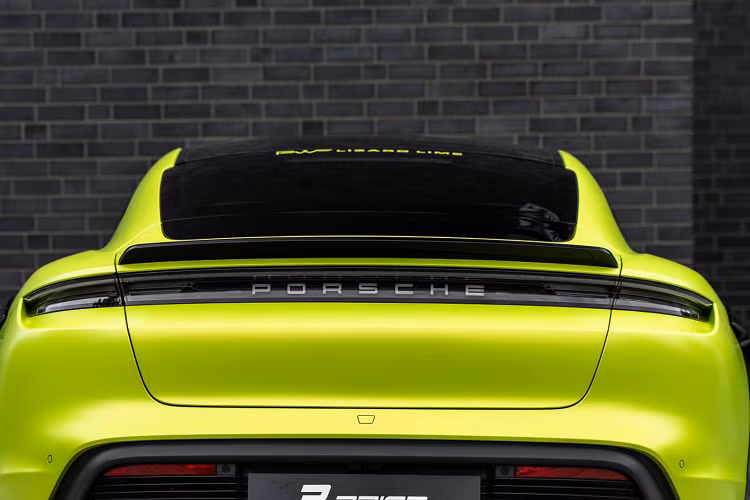 Mặc dù bộ widebody được thiết kế đặc biệt cho Porsche Taycan Turbo và Turbo S nhưng gói độ này không được trang bị trên các mẫu xe được trang bị cản trước SportDesign.