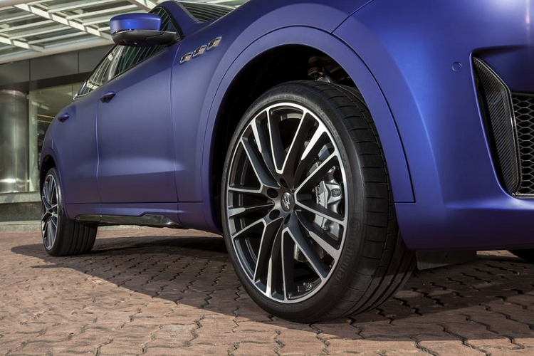 Đặc biệt, xe được trang bị bộ mâm Orione Forged Staggered kích thước 22 inch cùng hệ thống phanh kép đường kính lên đến 380mm, kết hợp bộ kẹp phanh thể thao màu bạc ấn tượng, mang đến cho chiếc Trofeo khả năng xử lý cân bằng hoàn hảo và an tâm khi vận hành ở tốc độ cao.