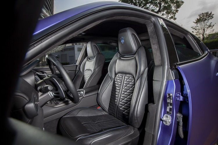 Với hệ thống ống xả kép bằng thép không gỉ mạ chrome, mang đến âm thanh ống xả có một không hai của Maserati Trofeo. Và để nhấn mạnh hơn, logo “Saetta” Trofeo được trang trí tại trụ C mang tính biểu tượng của chiếc Levante theo phong cách coupe.