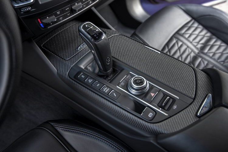 Tinh thần thể thao tuyệt vời của Levante này còn được làm nổi bật bởi các chi tiết bằng sợi carbon phủ mờ "3D Touch". Ngoài ra, ghế sau được tích hợp sưởi ấm đặc biệt cùng với điều hòa tự thiết lập 4 vùng riêng biệt mang lại cảm giác tiện nghi, thoải mái nhất.