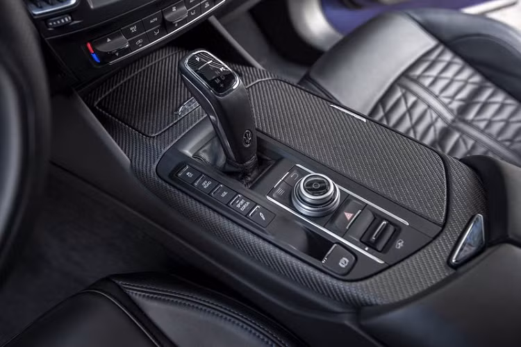 Tinh thần thể thao tuyệt vời của Levante này còn được làm nổi bật bởi các chi tiết bằng sợi carbon phủ mờ "3D Touch". Ngoài ra, ghế sau được tích hợp sưởi ấm đặc biệt cùng với điều hòa tự thiết lập 4 vùng riêng biệt mang lại cảm giác tiện nghi, thoải mái nhất.