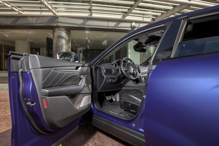 Trần da lộn Alcantara đi cùng nội thất được bọc da “Pieno Fiore” khác biệt hoàn toàn với các loại da khác, Pieno Fiore giữ gìn chất lượng tự nhiên tới độ hoàn hảo, với đường chỉ khâu tương phản màu xanh và logo "Trofeo" mang lại cảm giác tự nhiên, sang trọng, mềm mại.