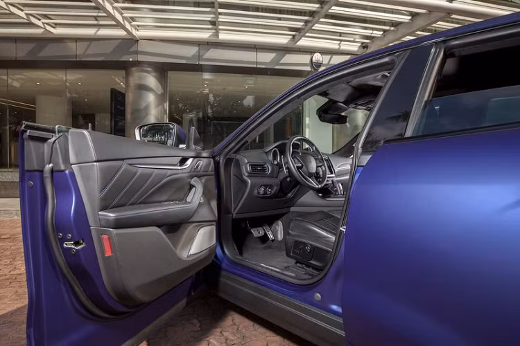 Trần da lộn Alcantara đi cùng nội thất được bọc da “Pieno Fiore” khác biệt hoàn toàn với các loại da khác, Pieno Fiore giữ gìn chất lượng tự nhiên tới độ hoàn hảo, với đường chỉ khâu tương phản màu xanh và logo "Trofeo" mang lại cảm giác tự nhiên, sang trọng, mềm mại.