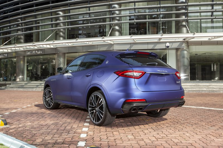 Chiếc Maserati Levante Trofeo Launch màu độc này là sự kết hợp giữa sự sang trọng, hiện đại và mang những di sản có tính lịch sử về các dòng xe thể thao, Maserati đã minh chứng là sự lựa chọn hàng đầu từ các vị doanh nhân thành đạt cho đến giới quý tộc sưu tầm xe đẳng cấp.