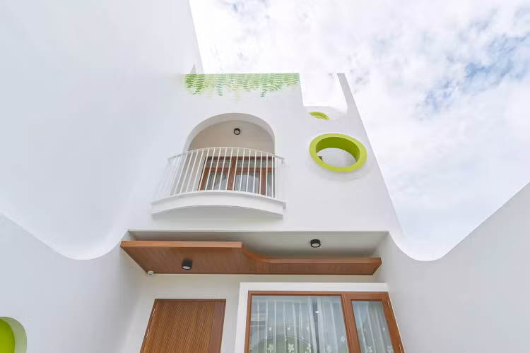 Kiến trúc sư chủ trì Đào Xuân Quang và nhóm cộng sự đã xây dựng nhà với kích thước mặt bằng sử dụng 5x13,6m, sân trước để ô tô. Cách thiết kế như vậy giúp nhà lấy tối đa ánh sáng vào mặt trước nhà. Tổng diện tích sử dụng sau khi hoàn thiện là 134,8m2. Chi phí khoảng 2 tỷ đồng. Phần mặt tiền và tổng thể nhà sơn màu trắng sáng kết hợp nâu gỗ. Cửa vòm hình tròn tạo ánh nhìn thú vị cho ngôi nhà.