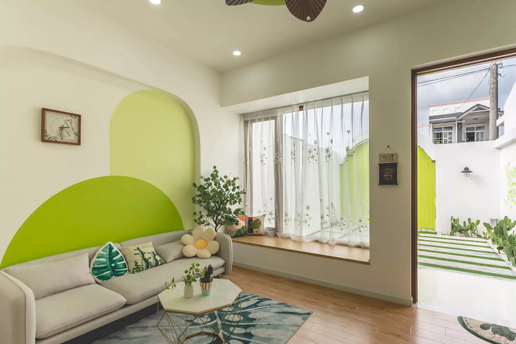 Ghế ngồi ở ô cửa sổ lớn, vừa tăng thêm số lượng chỗ ngồi, vừa mở rộng tầm nhìn ra sân trước. Đồng thời là không gian đọc sách, chill cho gia chủ. 