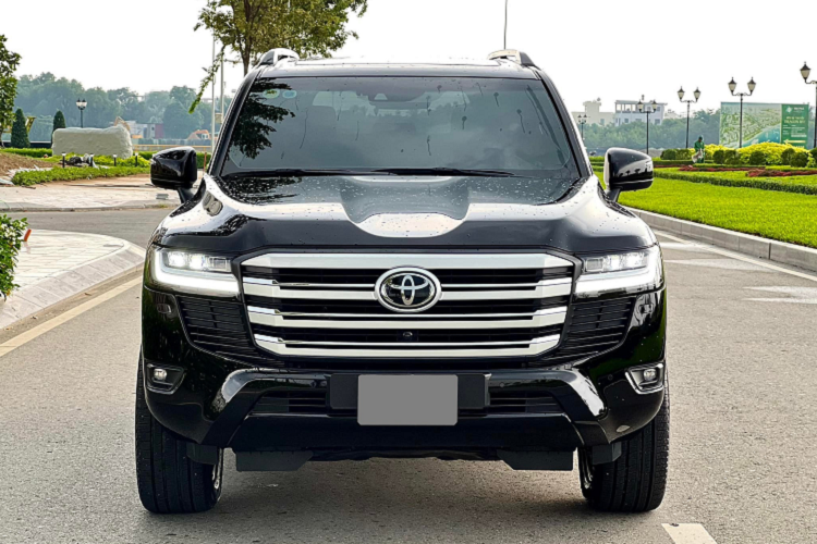 Mới đây một chiếc Toyota Land Cruiser 2022 siêu lướt chỉ mới đi gần 3.500 km được chào bán với giá gần 6 tỷ đồng. Mức giá này cao hơn giá niêm yết 2 tỷ đồng, chiếc xe còn chưa qua cấp bảo dưỡng 5.000 km đầu tiên.