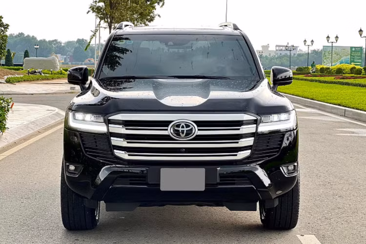 Mới đây một chiếc Toyota Land Cruiser 2022 siêu lướt chỉ mới đi gần 3.500 km được chào bán với giá gần 6 tỷ đồng. Mức giá này cao hơn giá niêm yết 2 tỷ đồng, chiếc xe còn chưa qua cấp bảo dưỡng 5.000 km đầu tiên.