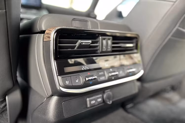 Về mặt an toàn, Land Cruiser 2022 được Toyota trang bị gói an toàn Toyota Safety Sense gồm các hệ thống như cảnh báo tiền va chạm, hỗ trợ theo dõi làn đường, điều khiển hành trình chủ động và đèn chiếu xa tự động,...