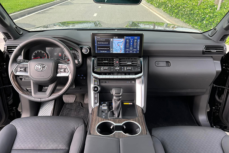 Bên cạnh đó, tầm tiền 6 tỷ, trên thị trường còn có một số lựa chọn đáng chú ý như BMW X7, Mercedes-Benz GLS những mẫu SUV hạng sang có nhiều option hiện đại, tiên tiến hơn Land Cruiser. Tuy nhiên, Toyota Land Cruiser có mức độ bền bỉ, biểu tượng, khác biệt số đông, đặc biệt khả năng giữ giá thì Toyota Land Cruiser LC300 2022 hơn đa số xe hiện nay.