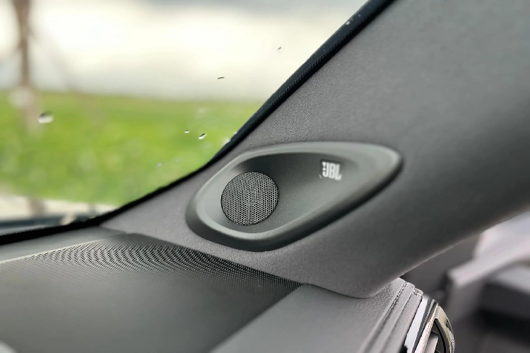 Xe không còn sử dụng động cơ xăng V8 4.6 lít quen thuộc mà là động cơ xăng V6 tăng áp kép dung tích 3.5 lít cho công suất 409 mã lực và mô-men xoắn cực đại 650Nm đi cùng hệ dẫn động bốn bánh và hộp số tự động 10 cấp cùng hệ thống hỗ trợ lái xe đa địa hình Multi-Terrain Select cùng các chế độ lái theo môi trường như Dirt, Sand, Mud, Deep Snow.