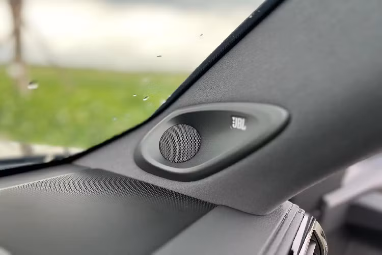 Xe không còn sử dụng động cơ xăng V8 4.6 lít quen thuộc mà là động cơ xăng V6 tăng áp kép dung tích 3.5 lít cho công suất 409 mã lực và mô-men xoắn cực đại 650Nm đi cùng hệ dẫn động bốn bánh và hộp số tự động 10 cấp cùng hệ thống hỗ trợ lái xe đa địa hình Multi-Terrain Select cùng các chế độ lái theo môi trường như Dirt, Sand, Mud, Deep Snow.