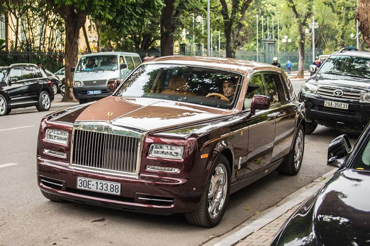 Chiếc Rolls-Royce Phantom này được sơn màu đỏ, 4 chỗ ngồi. Xe có biển số 30E-133.88 cấp ngày 13/06/2018, đăng ký lần đầu ngày 5/12/2015 và được đứng tên bởi Công ty TNHH Đầu tư tài chính và Quản lý tài sản RTS. Tài sản này đã thế chấp cho Ngân hàng TMCP Phương Đông - Chi nhánh Hà Nội (theo hợp đồng thế chấp ôtô số 0058.03/2018 ngày 4/12/2018) để đảm bảo cho khoản vay của FLC Land.
