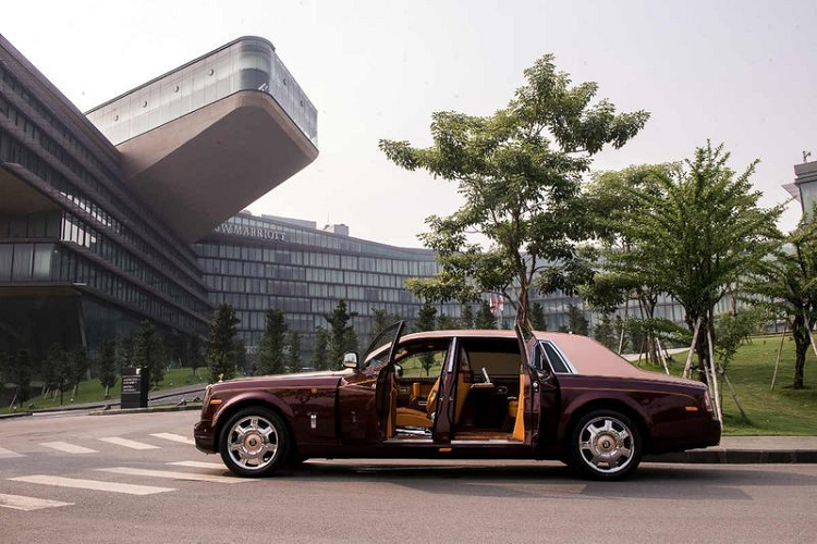 Chiếc xe siêu sang Rolls-Royce Phantom Lửa Thiêng này được biết đến là của ông Trịnh Văn Quyết, cựu Chủ tịch HĐQT Công ty cổ phần Tập đoàn FLC. Chiếc xe từng khiến nhiều người trầm trồ vì nó là độc nhất trên thế giới, được tạo ra theo chương trình cá nhân hóa. Xe nổi bật với sơn màu đỏ Madeira và nửa trên là tông vàng Sunrise.