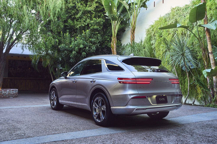 Cung cấp năng lượng vận hành là cụm pin lithium-ion 77,4 kWh cho tầm vận hành khoảng 400km khi sạc đầy. Đặc biệt, Electrified GV70 được tích hợp công nghệ sạc nhanh DC hỗ trợ tăng dung lượng từ 10% lên 80% chỉ trong 18 phút với trụ sạc 350 kW. Hiện giá xe Genesis Electrified GV70 2023 vẫn chưa được công bố.