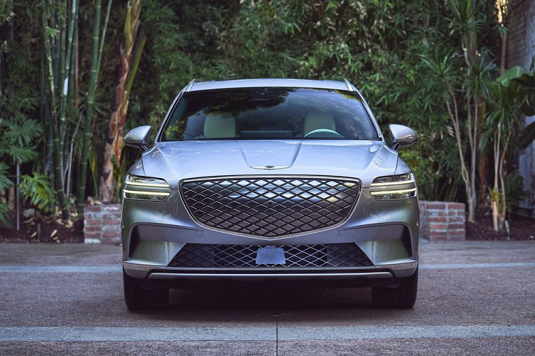 Như vậy, Electrified GV70 sẽ là mẫu xe Genesis được sản xuất bên ngoài Hàn Quốc. Giám đốc điều hành của Genesis tại Bắc Mỹ, Claudia Marquez, cho biết: “Bắc Mỹ là thị trường quan trọng hàng đầu của Genesis và việc Electrified GV70 được lắp ráp tại Mỹ đánh dấu một cột mốc quan trọng đối với chúng tôi". Vị CEO cho biết thêm: “Chúng tôi rất vui khi mọi người được tận mắt trải nghiệm Electrified GV70 tại LA Auto Show năm nay”