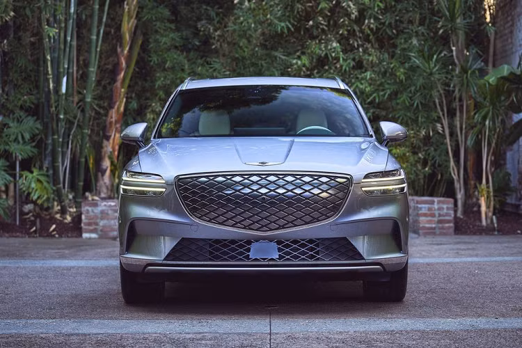 Như vậy, Electrified GV70 sẽ là mẫu xe Genesis được sản xuất bên ngoài Hàn Quốc. Giám đốc điều hành của Genesis tại Bắc Mỹ, Claudia Marquez, cho biết: “Bắc Mỹ là thị trường quan trọng hàng đầu của Genesis và việc Electrified GV70 được lắp ráp tại Mỹ đánh dấu một cột mốc quan trọng đối với chúng tôi". Vị CEO cho biết thêm: “Chúng tôi rất vui khi mọi người được tận mắt trải nghiệm Electrified GV70 tại LA Auto Show năm nay”