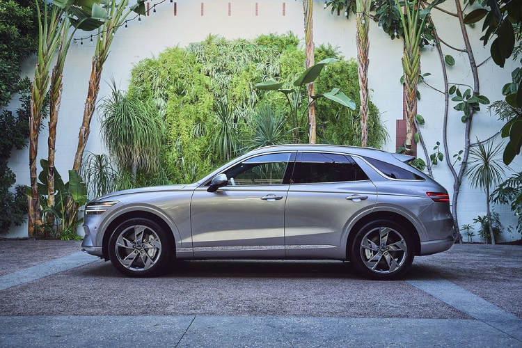 Genesis Electrified GV70 2023 chạy điện được giới thiệu lần đầu tại Triển lãm ô tô Quảng Châu diễn ra vào tháng 11 năm ngoái. Xe được trang bị 2 motor điện với tổng công suất 482 mã lực và 700 Nm mô-men xoắn cực đại ở chế độ Boost Mode.