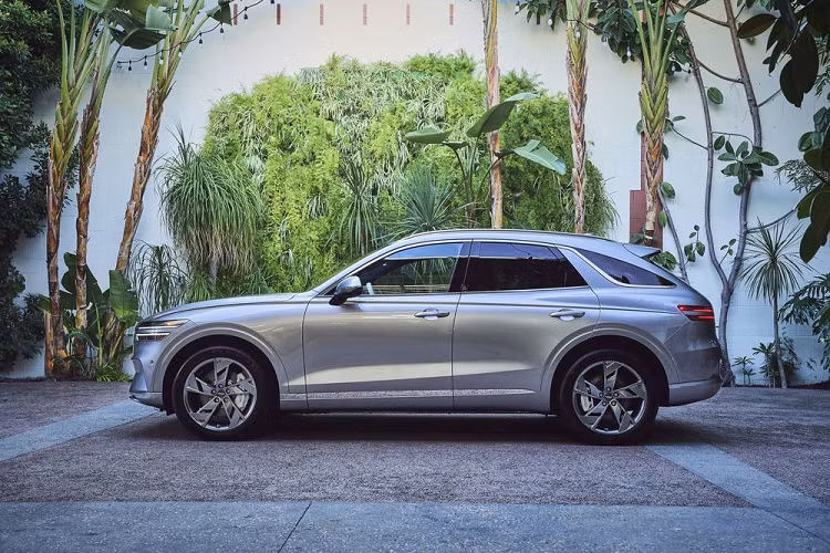 Genesis Electrified GV70 2023 chạy điện được giới thiệu lần đầu tại Triển lãm ô tô Quảng Châu diễn ra vào tháng 11 năm ngoái. Xe được trang bị 2 motor điện với tổng công suất 482 mã lực và 700 Nm mô-men xoắn cực đại ở chế độ Boost Mode.