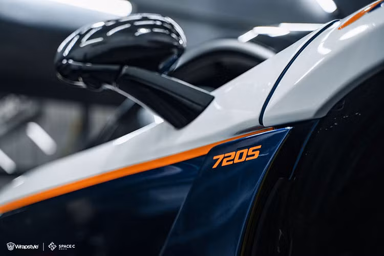 Bộ mâm đa chấu của hãng độ Vossen cũng đã được sơn thành màu trắng “ton-sur-ton” với màu sơn ngoại thất, đi kèm vẫn là khoá tâm và cùm phanh màu vàng tạo điểm nhấn. Được biết, đơn vị đã tiến hành “tân trang” lại cho McLaren 720S độ bodykit N-LARGO là WrapStyle.