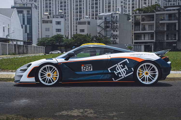 Bởi vậy, nhiều chủ nhân sở hữu 720S tại Việt Nam thường xuyên tìm đến các phương pháp nâng cấp ngoại hình, điển hình như gắn thêm bodykit hoặc dán decal nhằm tạo sự khác biệt.