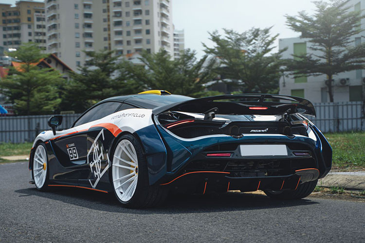 Mới đây, siêu xe Anh Quốc xuất hiện trước cửa một showroom bán siêu xe, xe sang có tiếng tại Quận 5, RP HCM với một diện mạo hoàn toàn mới. Chiếc McLaren 720S độ Novitec N-Largo trong bài đã được thay áo ít nhất 4 lần.