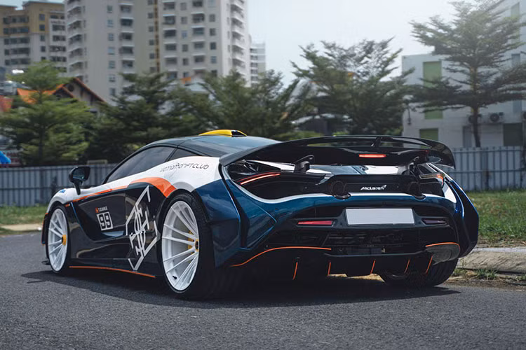 Mới đây, siêu xe Anh Quốc xuất hiện trước cửa một showroom bán siêu xe, xe sang có tiếng tại Quận 5, RP HCM với một diện mạo hoàn toàn mới. Chiếc McLaren 720S độ Novitec N-Largo trong bài đã được thay áo ít nhất 4 lần.