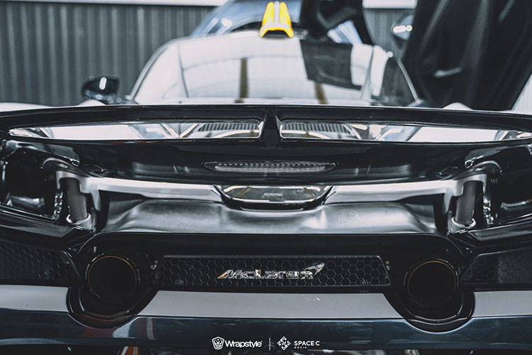 Ở lần xuất hiện này, xe được dán lại decal màu xanh dương – trắng cùng loạt các chi tiết màu cam tạo điểm nhấn nổi bật. Ngoài thay đổi ở lớp sơn ngoại thất, dòng chữ nổi 720S trên thân xe cũng đã được tháo đi, thay vào đó là 720S được in chìm lên tấm decal.