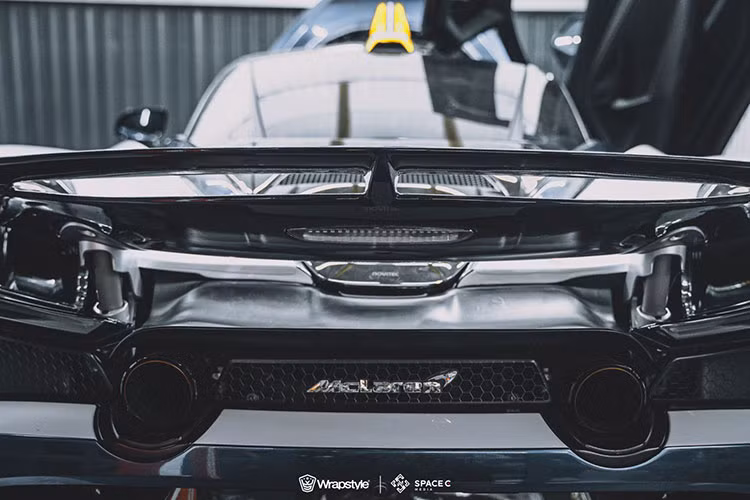 Ở lần xuất hiện này, xe được dán lại decal màu xanh dương – trắng cùng loạt các chi tiết màu cam tạo điểm nhấn nổi bật. Ngoài thay đổi ở lớp sơn ngoại thất, dòng chữ nổi 720S trên thân xe cũng đã được tháo đi, thay vào đó là 720S được in chìm lên tấm decal.