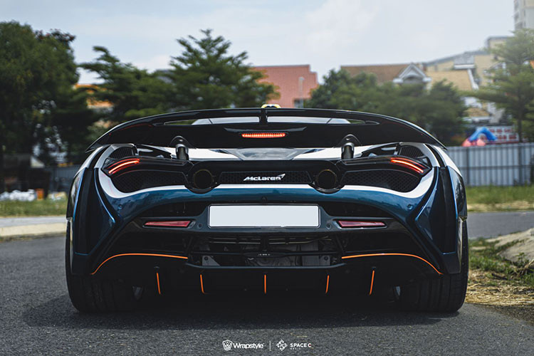 Vì vậy mà tính khí động học của siêu xe cũng được cải thiện đáng kể. Bên cạnh gói độ, chiếc McLaren 720S này còn được trang bị ống xả độ màu vàng với chụp ống xả bằng carbon đúc của hãng độ quen thuộc Frequency Intelligent Exhaust (Fi Exhaust), giúp công suất cực đại của xe tăng thêm 8%.