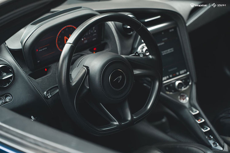 Chưa hết, 720S còn có cánh gió chủ động mới thiết kế hai tầng riêng biệt cùng bộ khuếch tán gió mới ở phía sau, tất cả những chi tiết kể trên đều được làm bằng sợi carbon đúc mới. Kết quả, McLaren 720S Novitec N-Largo có thân xe rộng hơn đến 30 mm ở vòm bánh trước và 65 mm ở vòm bánh sau.