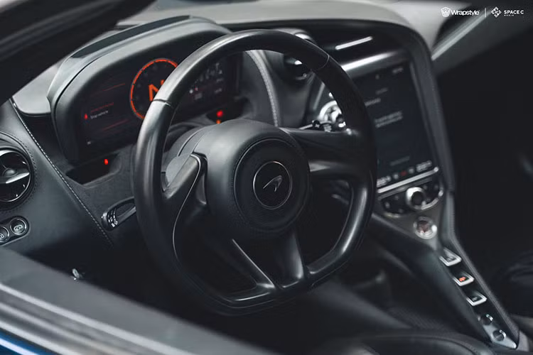 Chưa hết, 720S còn có cánh gió chủ động mới thiết kế hai tầng riêng biệt cùng bộ khuếch tán gió mới ở phía sau, tất cả những chi tiết kể trên đều được làm bằng sợi carbon đúc mới. Kết quả, McLaren 720S Novitec N-Largo có thân xe rộng hơn đến 30 mm ở vòm bánh trước và 65 mm ở vòm bánh sau.