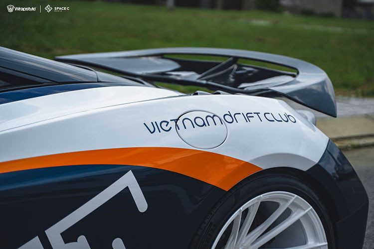 Cụ thể, hốc đèn được kéo dài xuống dưới và khoét sâu vào bên trong đầu xe, giống với McLaren Senna. Nắp capo được khoét hai hốc thông gió với một thanh chia chính giữa, một số hốc thoát gió được thêm vào sau vòm bánh xe. Novitec đã chế tác và hoàn thiện các chi tiết của gói độ bằng carbon đúc, thay vì carbon vân thông thường.