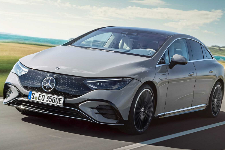 EQE tiêu chuẩn sẽ được trang bị màn hình cảm ứng trung tâm 12,8 inch với cụm kỹ thuật số 12,2 inch tương ứng. Nếu yêu thích màn hình Mercedes-Benz Hyperscreen hoàn toàn mới, người dùng có thể trang bị dưới dạng tùy chọn giống như trong EQS. Hyperscreen là một màn hình cong 56,0 inch duy nhất, liên tục kéo dài từ cụm đồng hồ đến bảng điều khiển bên hành khách.