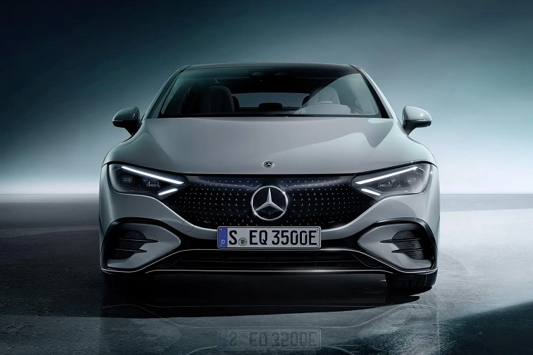 Các hệ thống an toàn chủ động tiêu chuẩn trên EQE có thể kể đến như phanh khẩn cấp tự động, hỗ trợ đèn pha và hỗ trợ nhận biết va chạm an toàn. Ngoài ra còn có tùy chọn Hỗ trợ giữ làn đường chủ động, Hỗ trợ chuyển làn, Giám sát điểm mù, Hỗ trợ biển báo giao thông và Giảm thiểu va chạm phía trước An toàn.